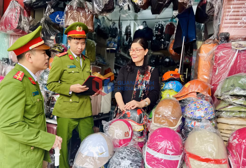 Công an phường Quang Trung, TP Uông Bí tuyên truyền, vận động người dân không sử dụng pháo trái phép trong dịp Tết.