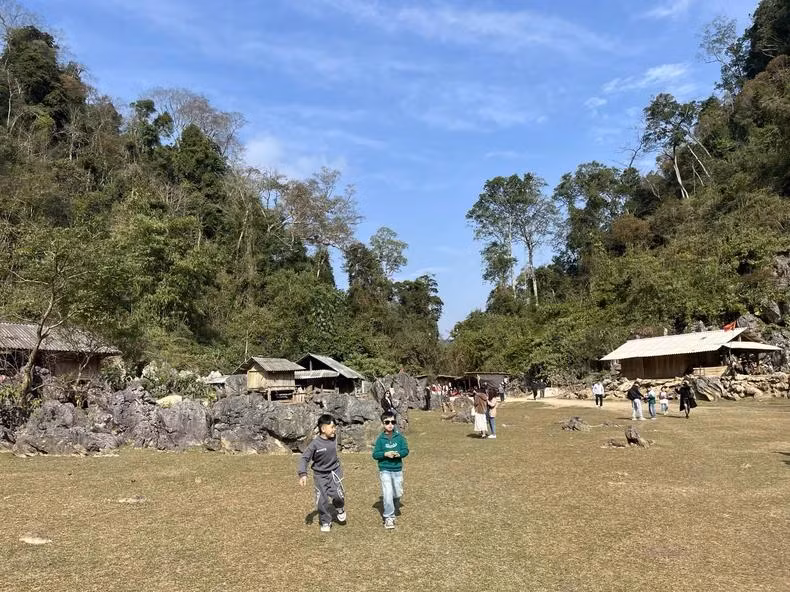 Những ngôi nhà nhỏ bình yên bên sườn núi.