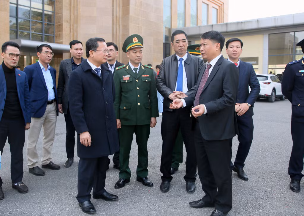 Đồng chí Chủ tịch UBND tỉnh Cao Tường Huy nghe lãnh đạo TP Móng Cái báo cáo nhanh về tình hình hoạt động xuất nhập cảnh qua Cửa khẩu Quốc tế Móng Cái dịp Tết Nguyên đán Giáp Thìn.