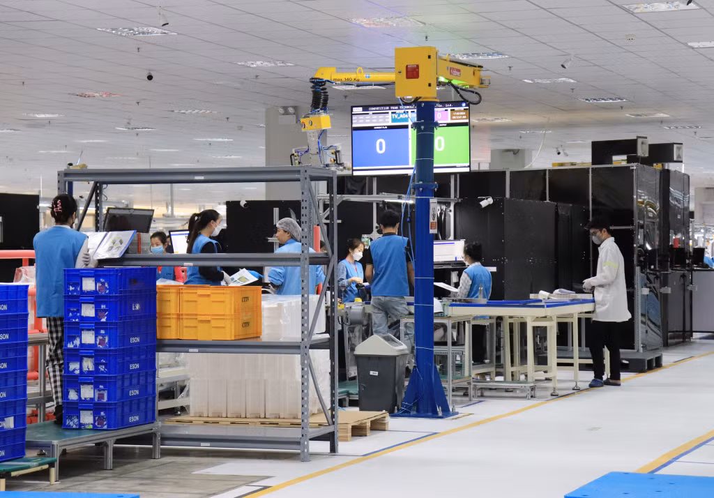 Công nhân Công ty TNHH Competittion Team Technology Việt Nam (KCN Đông Mai, TX Quảng Yên) vào guồng sản xuất.