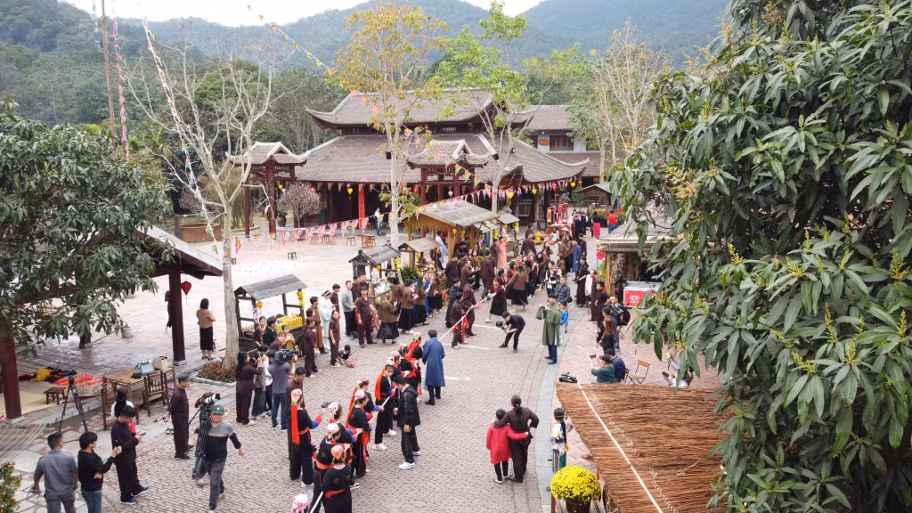 Người dân và du khách tham gia chơi trò chơi kéo co tại chương trình.