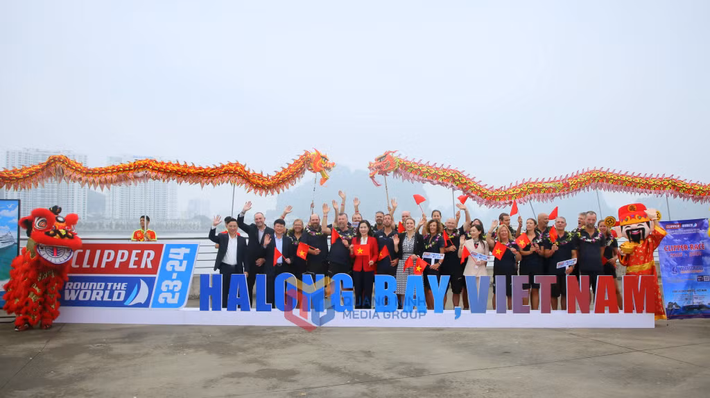 Các vị đại biểu chụp ảnh lưu niệm cùng các đội đua thuyền buồm vòng quanh thế giới.