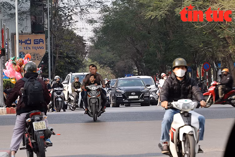 Hình ảnh tại khu vực ngã tư Mai ĐỘng vào chiều mồng 3 Tết Giáp Thìn 2024.