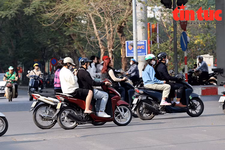 Trong những ngày nghỉ Tết, nhiều người tranh thủ du Xuân, thăm người thân và bạn bè. Tuy nhiên tình trạng điều khiển phương tiện tham gia giao thông mà không đội mũ bảo hiểm vẫn diễn ra khá phổ biến.