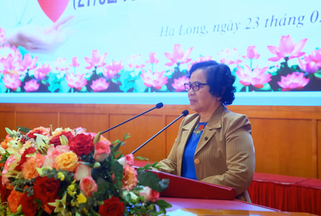 Các vị đại biểu là nguyên lãnh đạo ngành Y tế tỉnh phát biểu ý kiến tại lễ kỷ niệm.