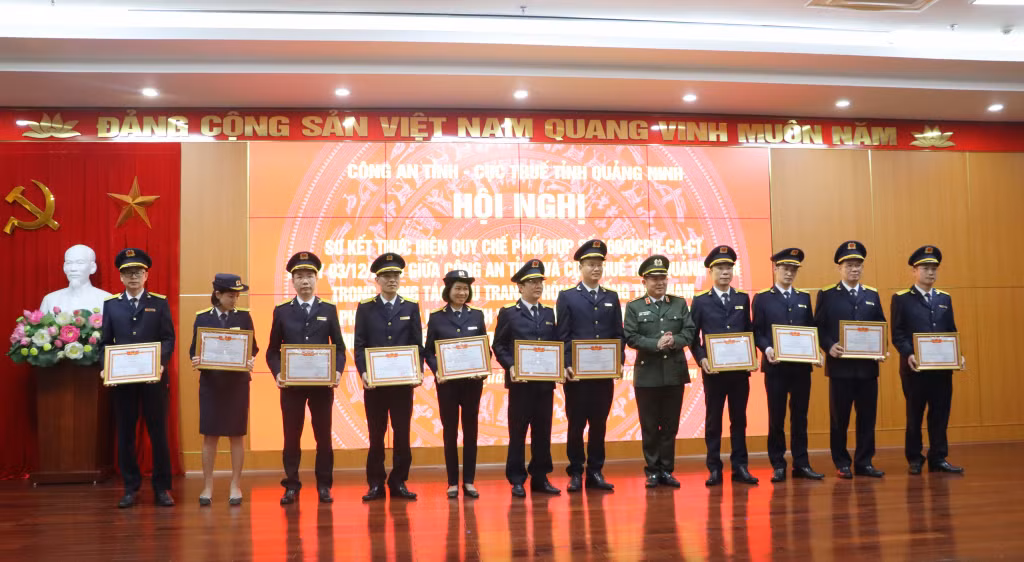 Thiếu tướng Đinh Văn Nơi, Giám đốc Công an tỉnh trao thưởng cho tập thể, cá nhân có thành tích trong việc thực hiện quy chế phối hợp