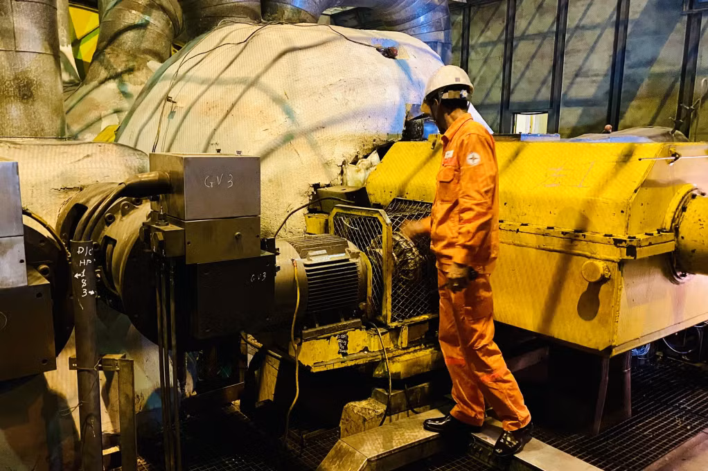 Kiểm tra bộ quay trục tuabin tổ máy 330MW tại Công ty Nhiệt điện Uông Bí.
