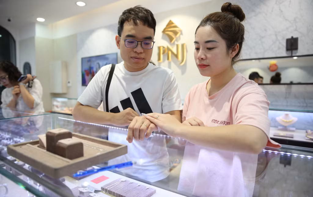 Nhiều đôi bạn trẻ cũng đã chọn mua được những cặp nhẫn vàng ưng ý để cùng nhau xin vía Thần tài, cầu cho sự gắn kết, bền lâu và thịnh vượng.