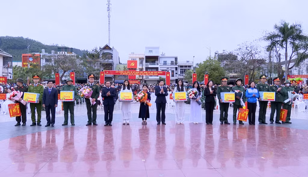 Các đồng chí lãnh đạo tỉnh và huyện Ba Chẽ tặng hoa, quà cho các đơn vị nhận quân và các tân binh.