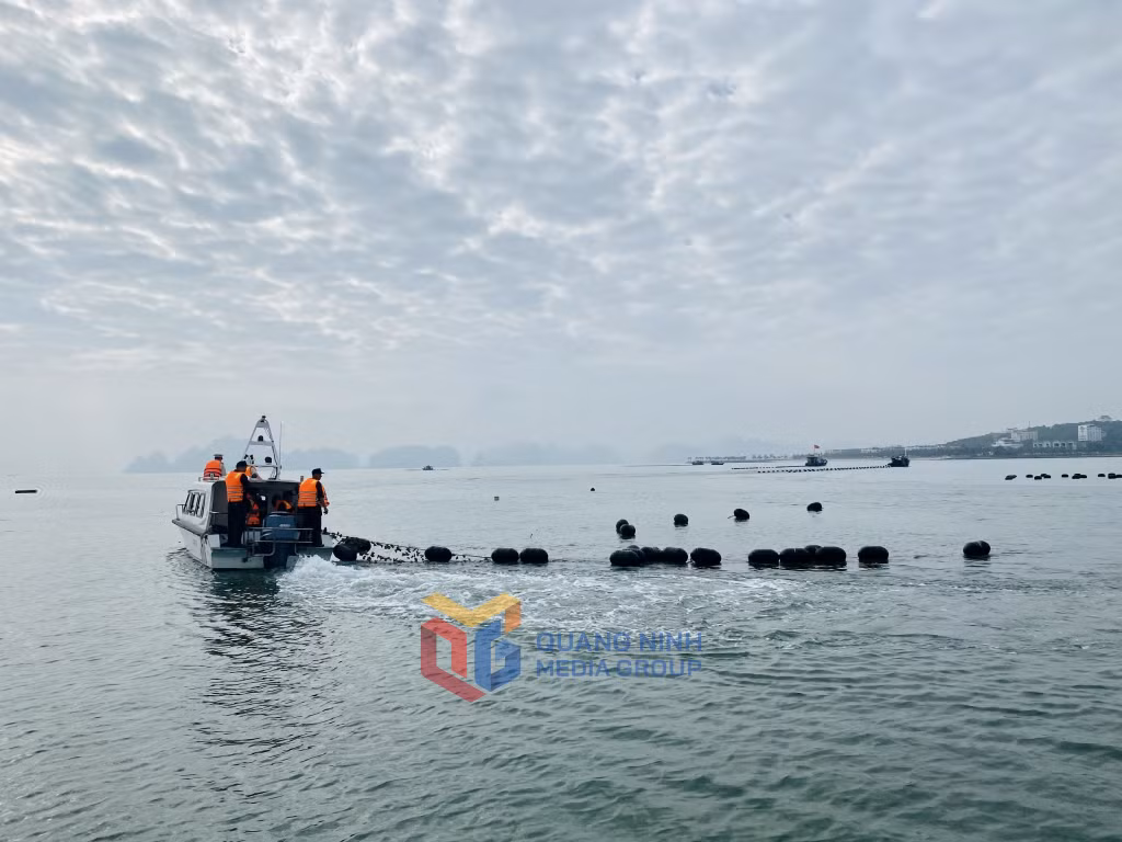 Các lực lượng chức năng tiến hành tháo dỡ công trình NTTS trái phép trên biển.