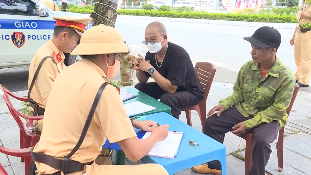 Đội CSGT Công an huyện Đầm Hà xử lý trường hợp vi phạm trật tự an toàn giao thông.