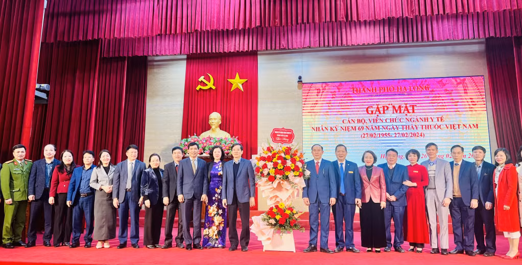 Các đồng chí lãnh đạo Thành ủy-HĐND-UBND-UBMTTQ Thành phố tặng lẵng hoa chúc mừng ngành Y tế.