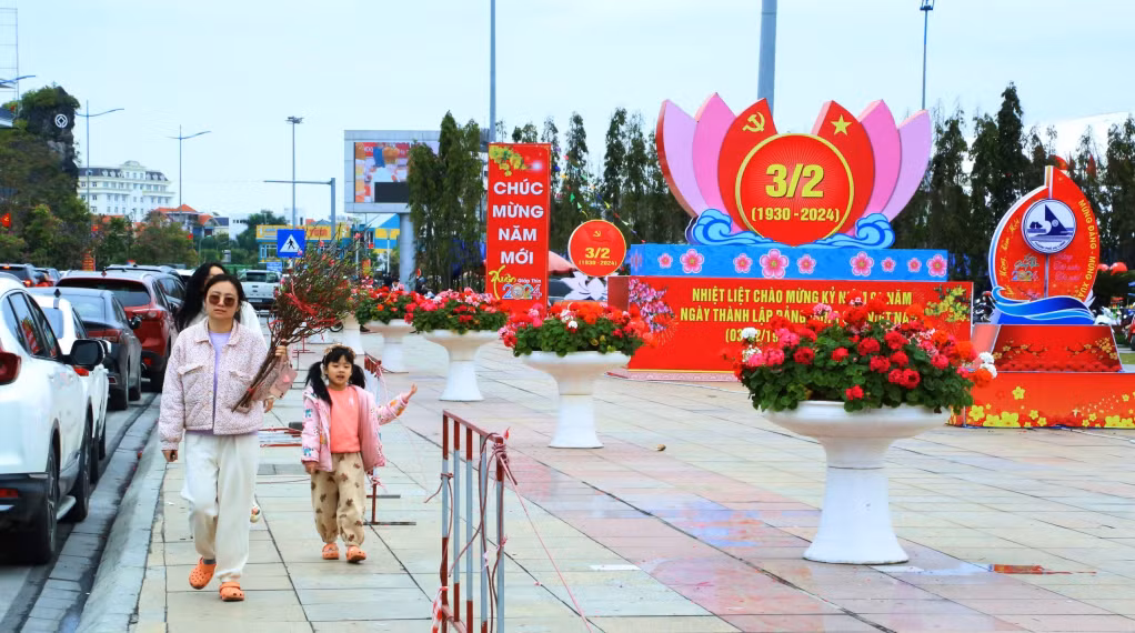 Người dân TP Hạ Long thư thái sắm hoa chơi Tết.