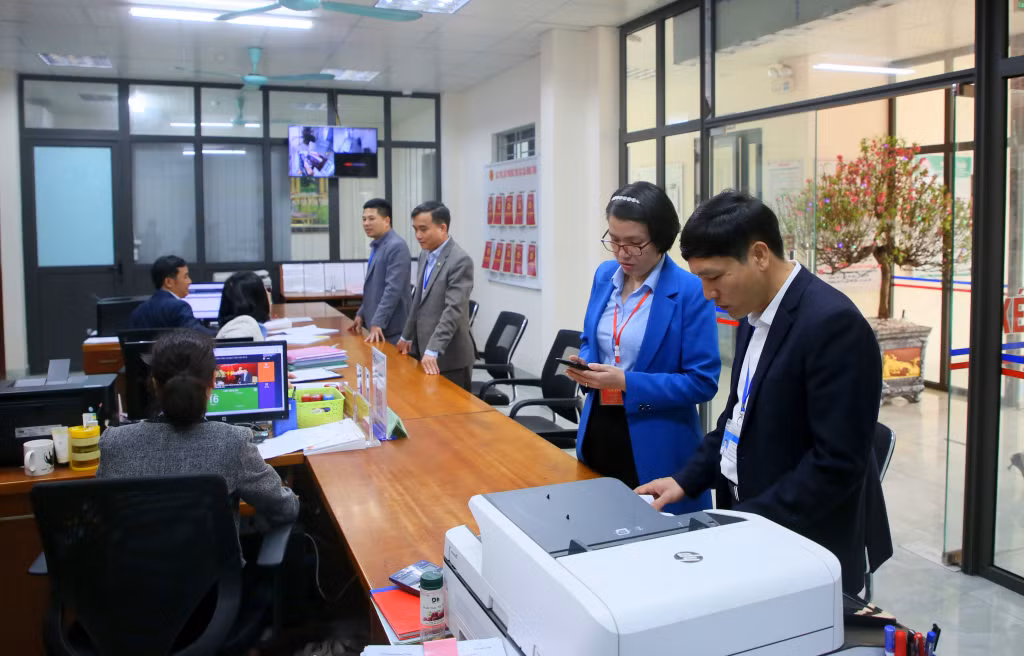 Đoàn Kiểm tra của Sở Nội vụ kiểm tra hoạt động công vụ tại Bộ phận tiếp nhận và trả kết quả phường Hùng Thắng (TP Hạ Long).