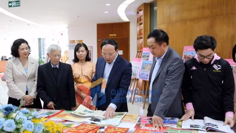Đồng chí Nguyễn Xuân Ký, Ủy viên Trung ương Đảng, Bí thư Tỉnh ủy, Chủ tịch HĐND tỉnh thăm Hội sách, báo Xuân Giáp Thìn 2024.