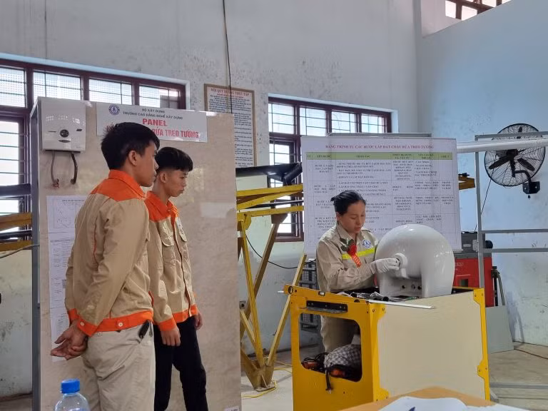 Nhà giáo Bùi Thị Hải Dung, Trường CĐ Nghề xây dựng Quảng Ninh, tham gia Hội giảng nhà giáo giáo dục nghề nghiệp tỉnh năm 2023 (Ảnh nhà trường cung cấp)
