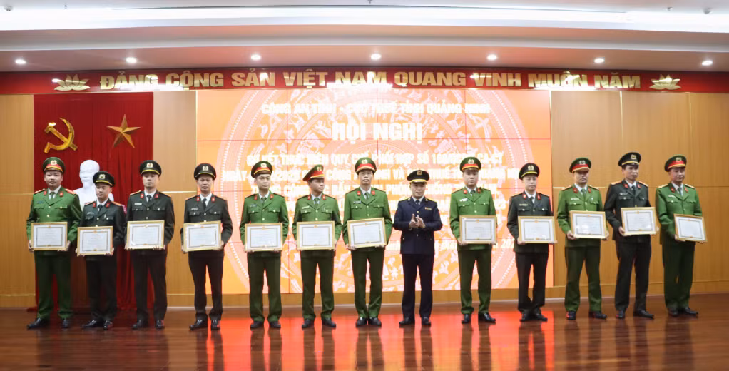 Đồng chí Cao Ngọc Tuấn, Cục trưởng Cục Thuế tỉnh trao thưởng cho các tập thể, cá nhân thuộc Công an tỉnh có thành tích trong việc thực hiện quy chế phối hợp.