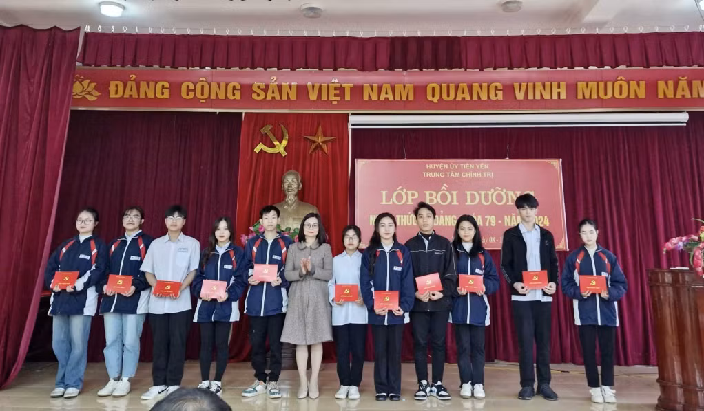 Lãnh đạo Ban Tuyên giáo Huyện ủy Tiên Yên trao giấy chứng nhận hoàn thành khóa học cho các học viên lớp bồi dưỡng nhận thức Đảng khóa 79 – năm 2024. Ảnh: Trần Hoàn (CTV)