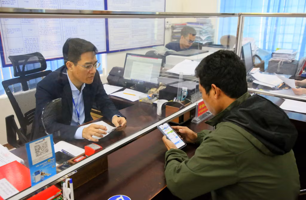 Cán bộ Trung tâm Hành chính công TP Uông Bí hướng dẫn người dân quy trình thực hiện dịch vụ công trực tuyến.