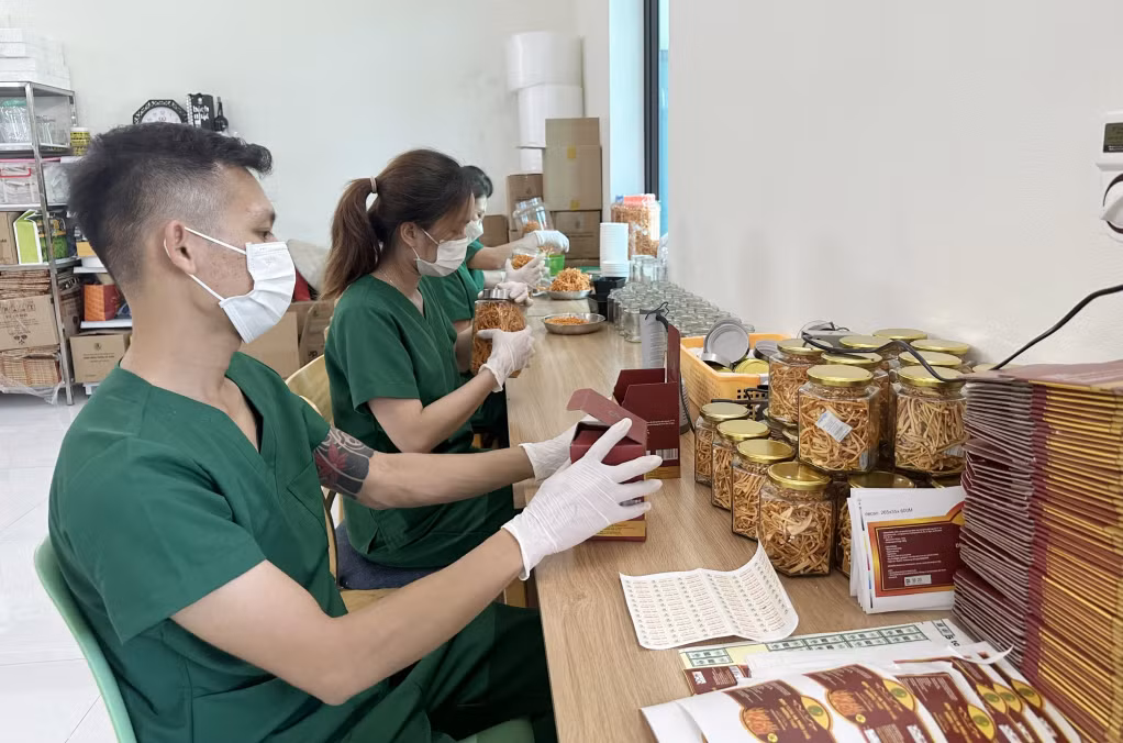 Đông trùng hạ thảo khô Phương Thùy là 1 trong số các sản phẩm được công nhận OCOP Quảng Ninh 4 sao.