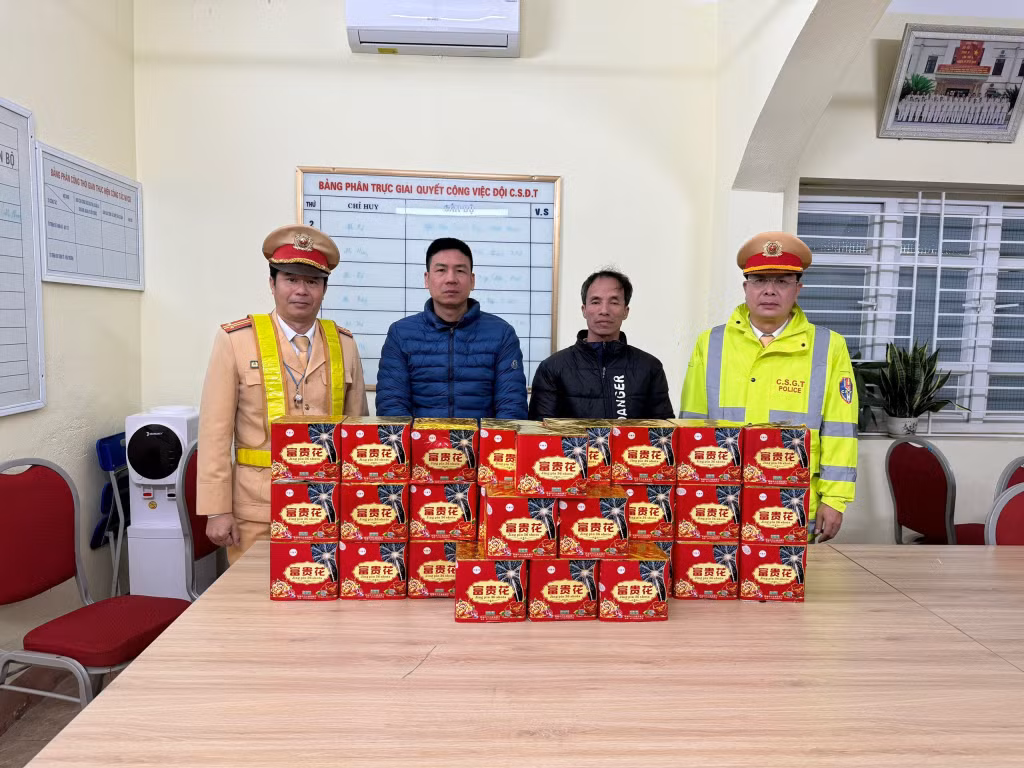 Bên cạnh việc đảm bảo trật tự ATGT, lực lượng CSGT cũng đấu tranh, ngăn chặn các loại tội phạm như: Vận chuyển pháo nổ, ma tuý...