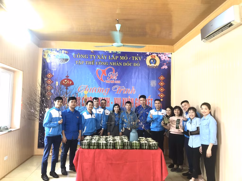 Chương trình “Gói bánh chưng xanh - Vui xuân gắn kết” thu hút nhiều đoàn viên, công nhân trẻ trong Công ty Xây lắp mỏ tham gia.