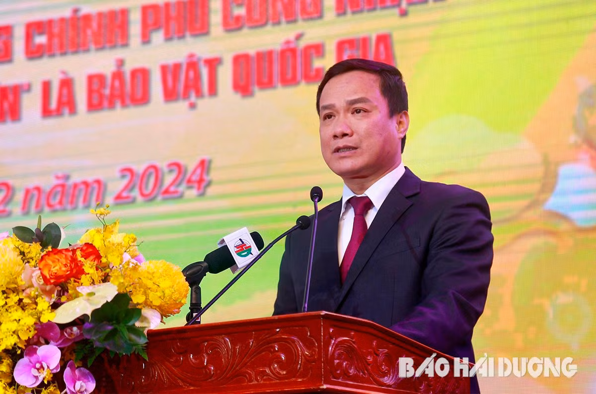 Đồng chí Triệu Thế Hùng, Phó Bí thư Tỉnh ủy, Chủ tịch UBND tỉnh Hải Dương đọc diễn văn khai hội