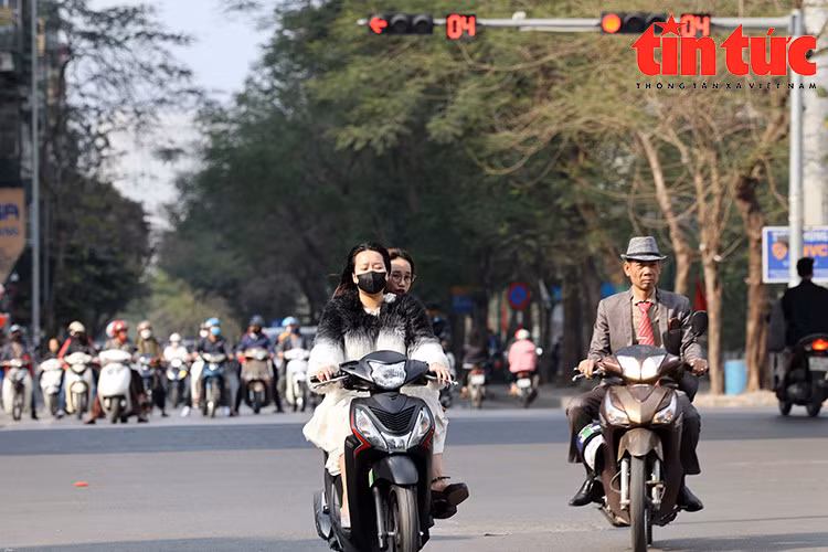Nhiều phương tiện vô tư vượt đèn đỏ.