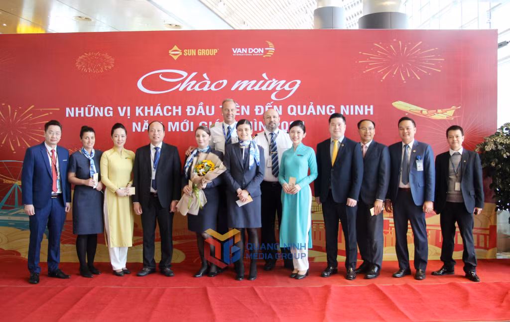 Các đồng chí lãnh đạo huyện Vân Đồn và Cảng hàng không quốc tế Vân Đồn, tặng hoa, lixi chúc mừng năm mới tổ bay.