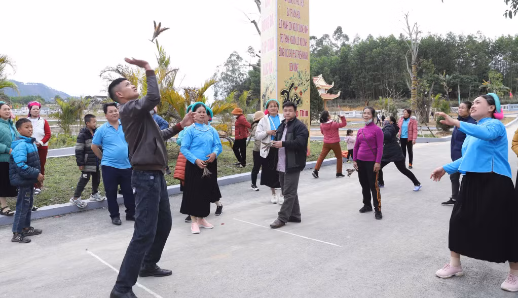 Trò chơi cừ pộc ,cừ cáy được người dân tham gia, trò chơi này phải có 2 người chơi, quả cừ pộc, cừ cáy được làm bằng lông gà và lá dứa dại.