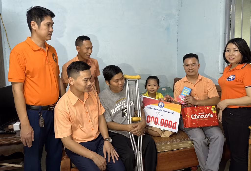 Hội Doanh nghiệp Truyền Đăng tặng quà cho học sinh có hoàn cảnh khó khăn tại phường Hà Trung, TP Hạ Long. Ảnh Cao Quỳnh