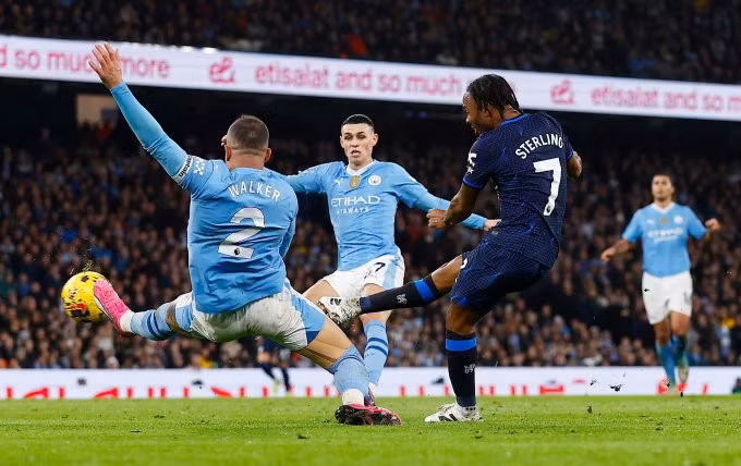 Sterling mở tỷ số cho Chelsea trước Man City trên sân Etihad, thành phố Manchester, vòng 25 Ngoại hạng Anh tối 17/2/2024. Ảnh: Reuters
