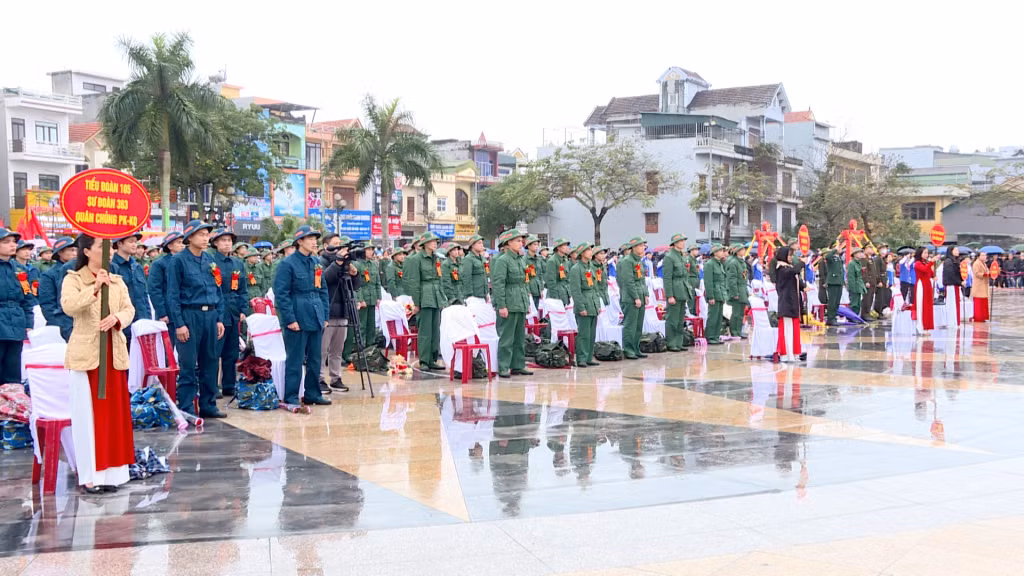 150 thanh niên ưu tú của huyện Hải Hà phấn khởi lên đường nhập ngũ.