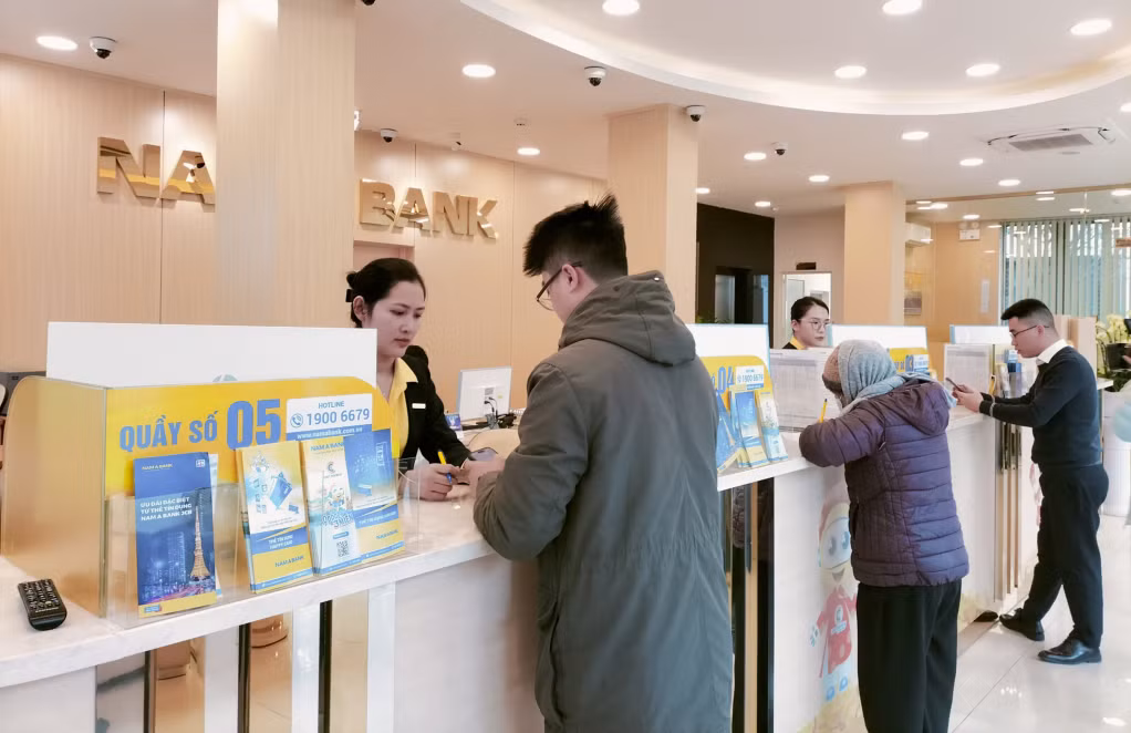 Cán bộ Nam Á Bank Quảng Ninh tư vấn các dịch vụ thanh toán không dùng tiền mặt cho người dân.