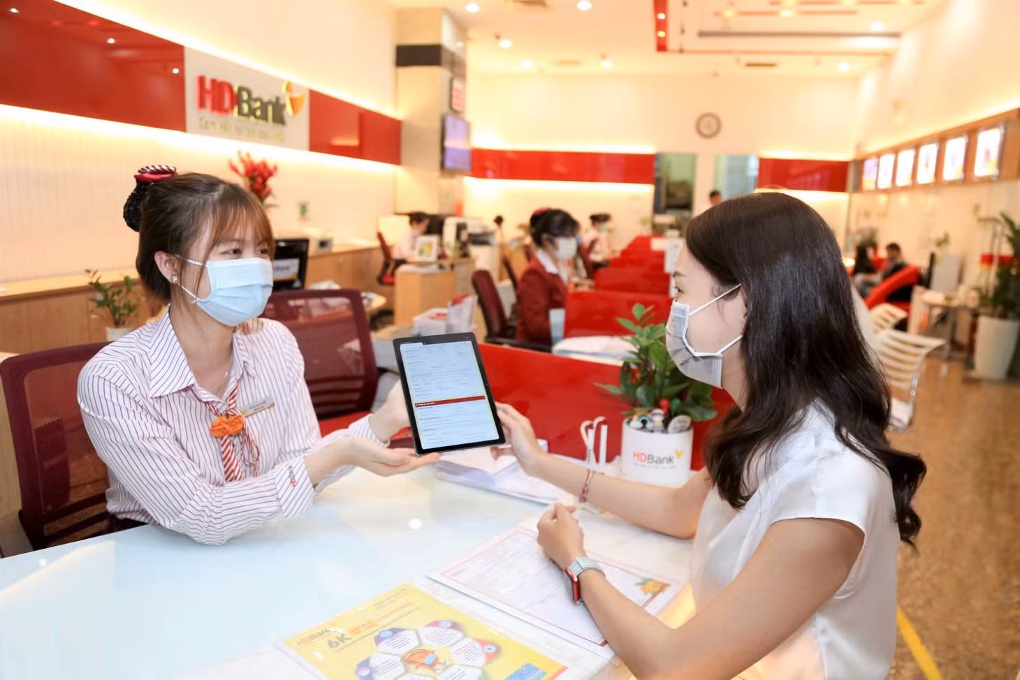 Theo các chuyên gia, việc giảm lãi suất huy động nhằm tạo dư địa lãi suất cho vay, tạo điều kiện cho các doanh nghiệp có thể tiếp cận vốn rẻ hơn. Ảnh minh họa