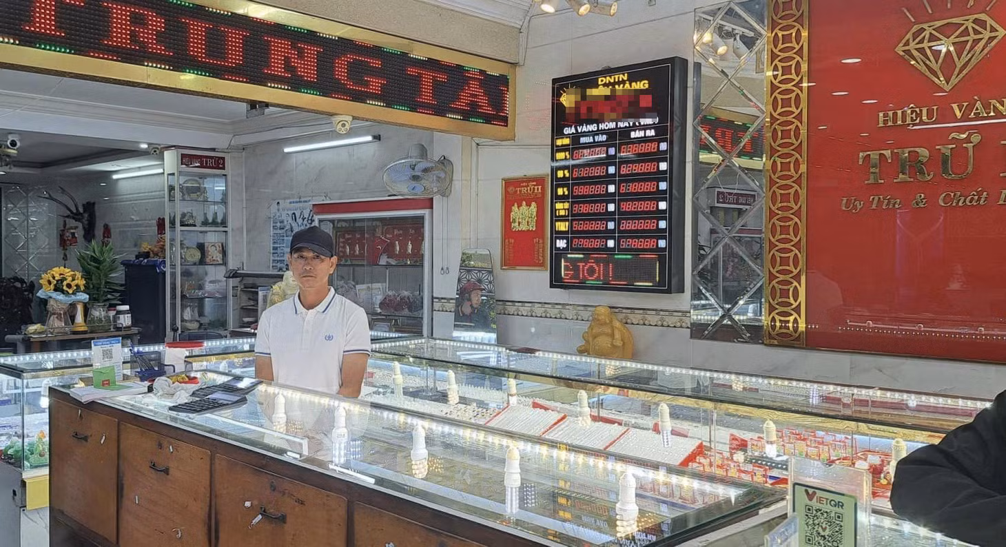 Đối tượng Trần Thêm được đưa đến tiệm vàng để thực nghiệm hiện trường. Ảnh: CACC