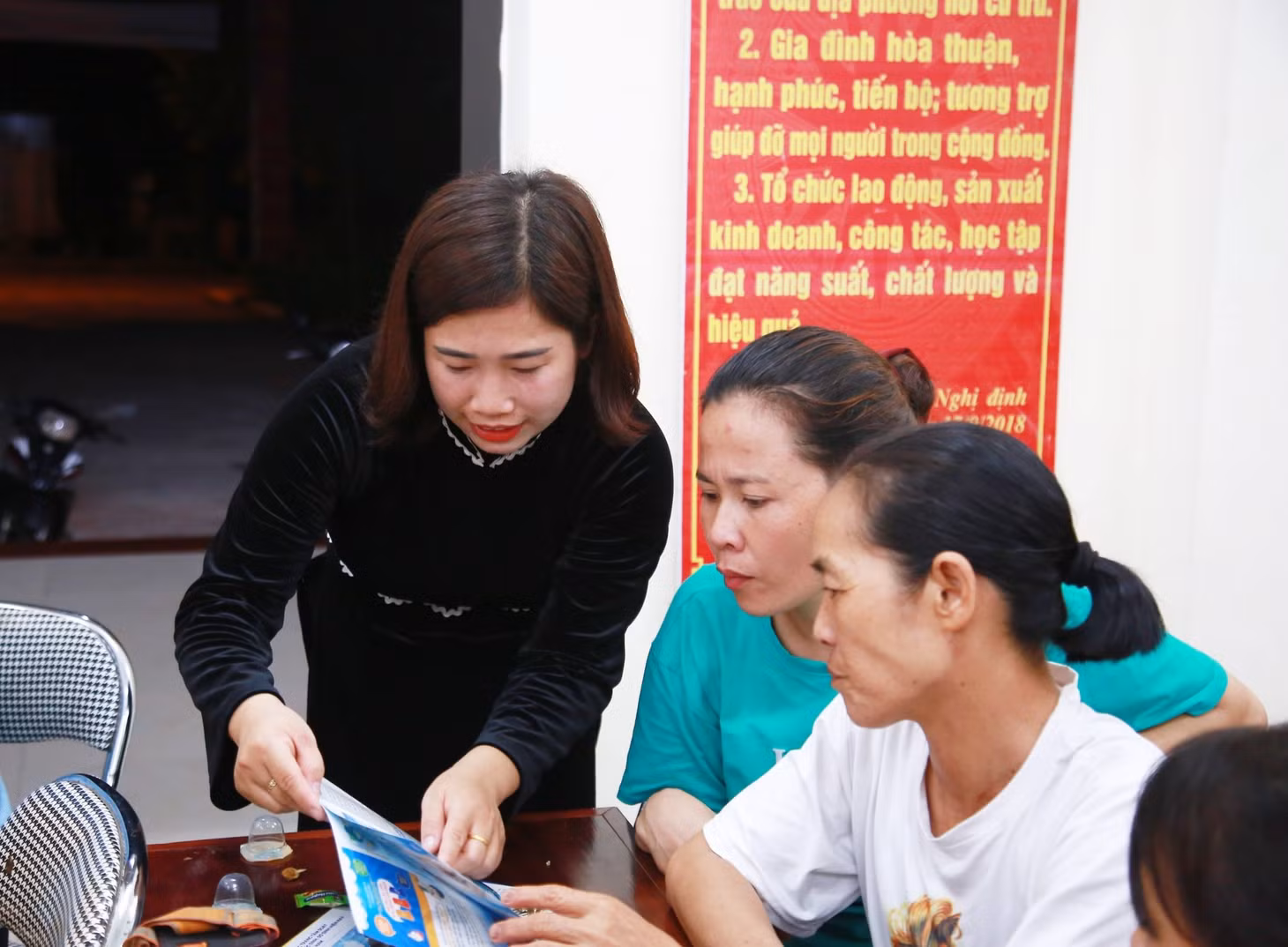 Hội LHPN xã Điền Xá tuyên truyền chính sách dân số KHHGĐ cho người dân trên địa bàn. Ảnh: Trần Hoàn (Trung tâm TT-VH Tiên Yên)