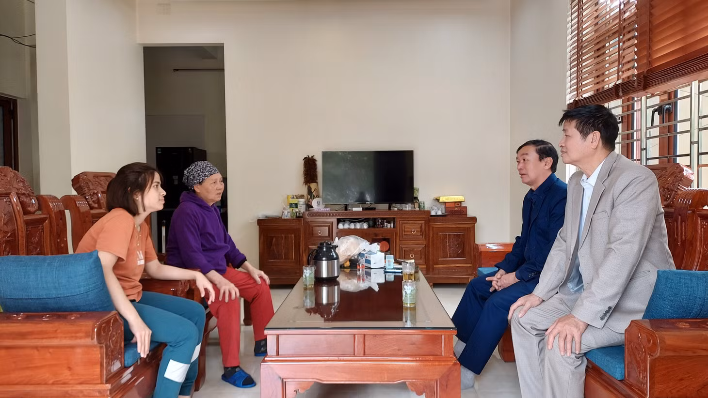 Tổ hòa giải khu phố 7, phường Hà Khẩu trò chuyện, nắm bắt tình hình trong nhân dân sau khi hòa giải xong mâu thuẫn. Ảnh: Thanh Hoa
