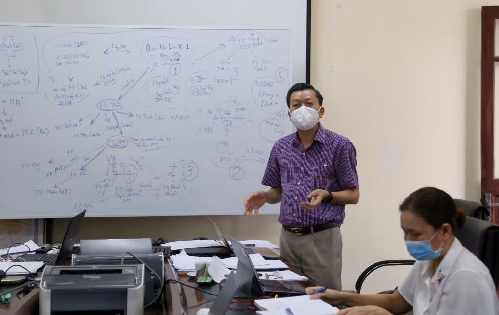 Lãnh đạo Trung tâm Kiểm soát bệnh tật tỉnh đóng góp ý kiến tại cuộc họp.
