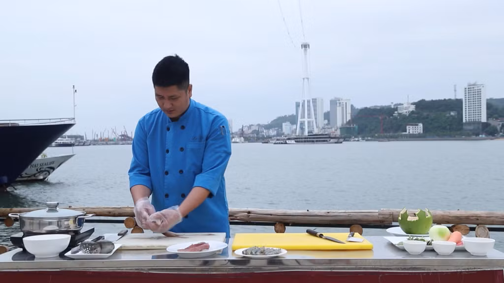 Đầu bếp Lạc Tuấn, nhà hàng Làng chài Cửa Lục, chia sẻ phương thức chế biến món nộm bưởi tôm mực.