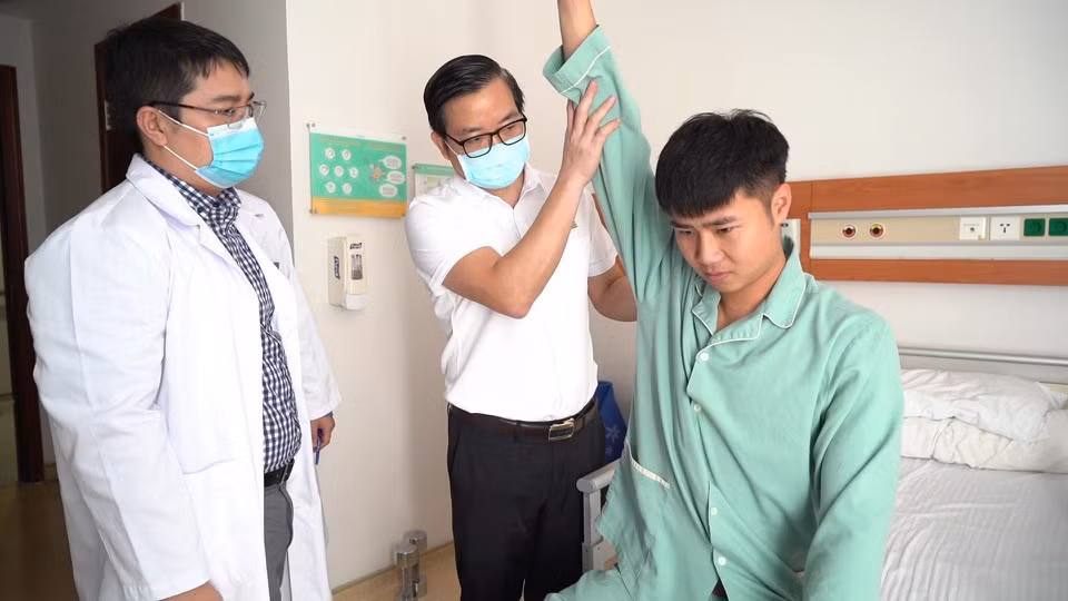Văn Toản phẫu thuật tại Trung tâm Chấn thương Chỉnh hình &amp; Y học Thể thao Vinmec. Anh sẽ nghỉ thi đấu khoảng 3 tháng và kịp bình phục trước SEA Games diễn ra vào tháng 5/2022.