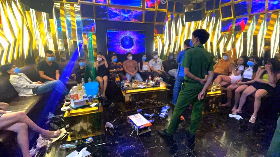 19 người dương tính ma túy trong quán karaoke ở Bình Dương. Ảnh: T.K.