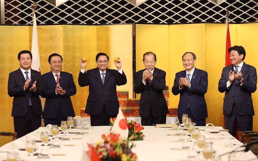 Thủ tướng Phạm Minh Chính, Ngài Suga Yoshihide, cựu Thủ tướng Nhật Bản và ngài Nikai Toshihiro, Chủ tịch Liên minh Nghị sỹ Hữu nghị Nhật-Việt dự Lễ xuất hành quả quýt Unshu sang thị trường Việt Nam. (Ảnh: TTXVN)
