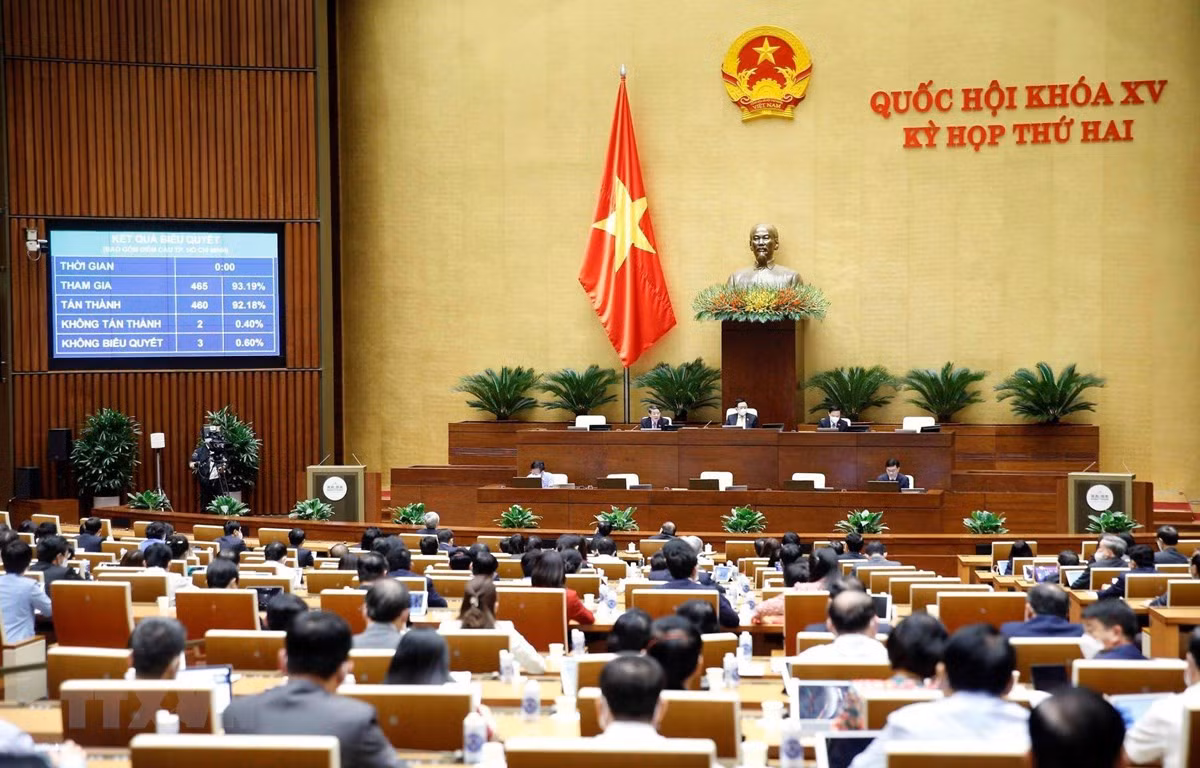 Quốc hội biểu quyết thông qua Nghị quyết về Kế hoạch cơ cấu lại nền kinh tế giai đoạn 2021-2025. (Ảnh: Doãn Tấn/TTXVN)