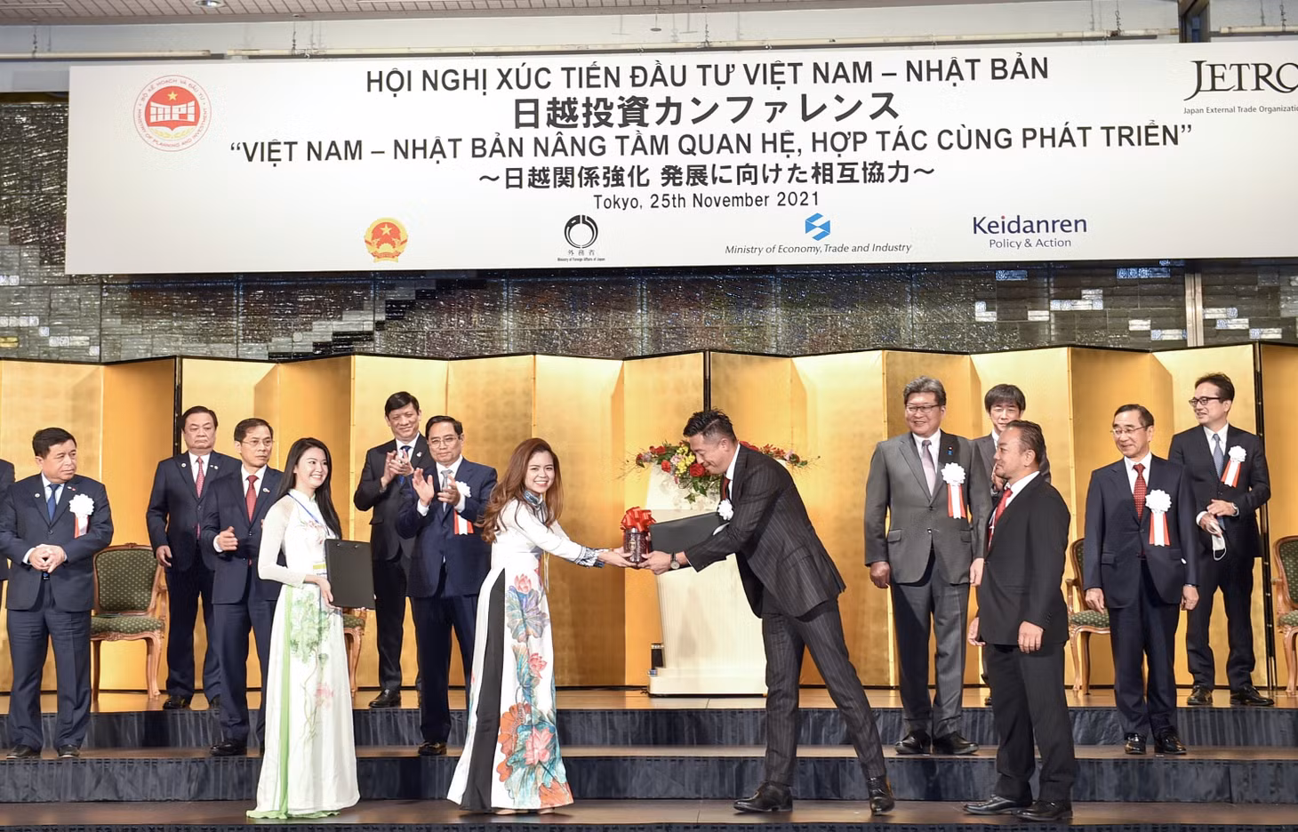 Tại hội nghị, Thủ tướng và các thành viên đoàn đại biểu cấp cao Việt Nam thăm Nhật Bản đã chứng kiến lễ trao đổi 44 văn kiện hợp tác giữa các cơ quan, doanh nghiệp hai nước, trong đó các thỏa thuận hợp tác kinh tế với tổng trị giá nhiều tỷ USD. Ảnh: VGP/Nhật Bắc