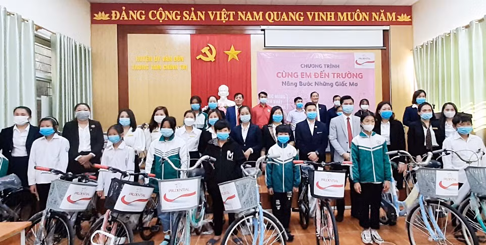 Đại diện Công ty TNHH BHNT Prudential Việt Nam Chi nhánh Quảng Ninh và Hội CTĐ huyện Vân Đồn trao tặng xe đạp cho học sinh nghèo vượt khó.