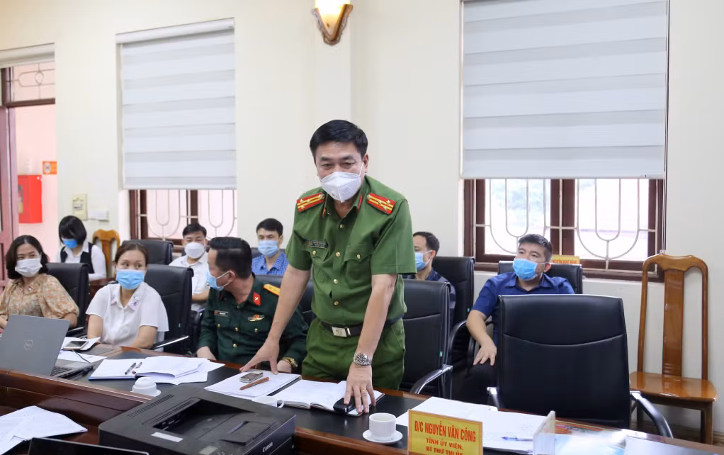 Đại diện lãnh đạo các lực lượng chức năng của TX Đông Triều phát biểu ý kiến, báo cáo nhanh về công tác phòng chống dịch của thị xã.