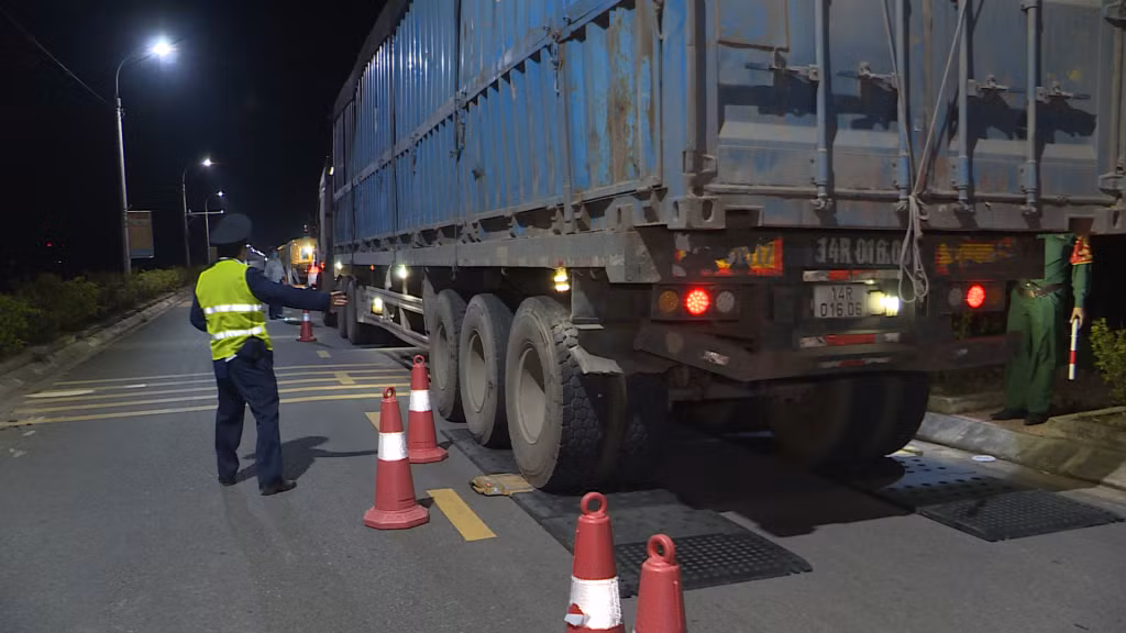Cán bộ Trạm Kiểm tra tải trọng xe Quảng Ninh không thể xử lý phương tiện quá khổ, không bảo đảm ATGT do Sở GTVT Tp Hải Phòng đã cấp phép chở hàng quá khổ.