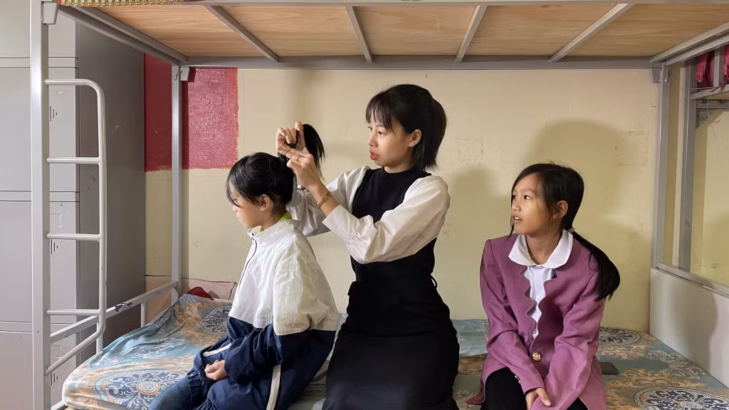 Cô giáo Lê Vũ Hồng Hạnh vừa xung phong lên Trường TH-THCS Kỳ Thượng (xã Kỳ Thượng, TP Hạ Long) để giảng dạy. (Trong ảnh: Cô giáo Hạnh chăm sóc cho học sinh nội trú)