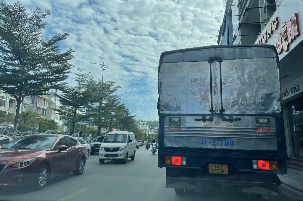 Phương tiện dừng, đỗ không đúng quy định tại đường Nguyễn Văn Cừ, TP Hạ Long, gây cản trở giao thông.